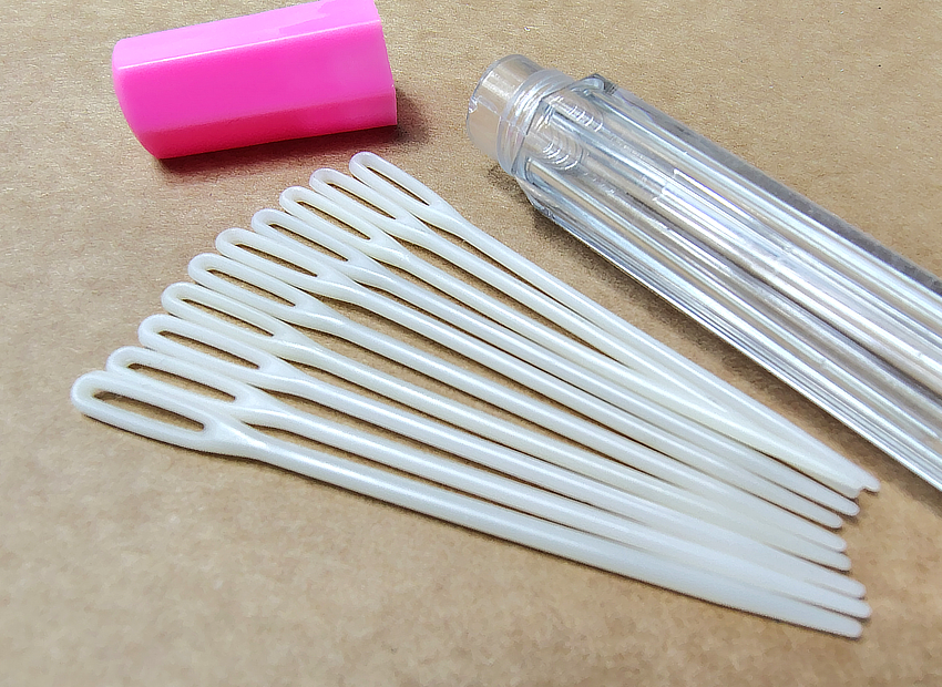 10 aiguilles plastique + étui