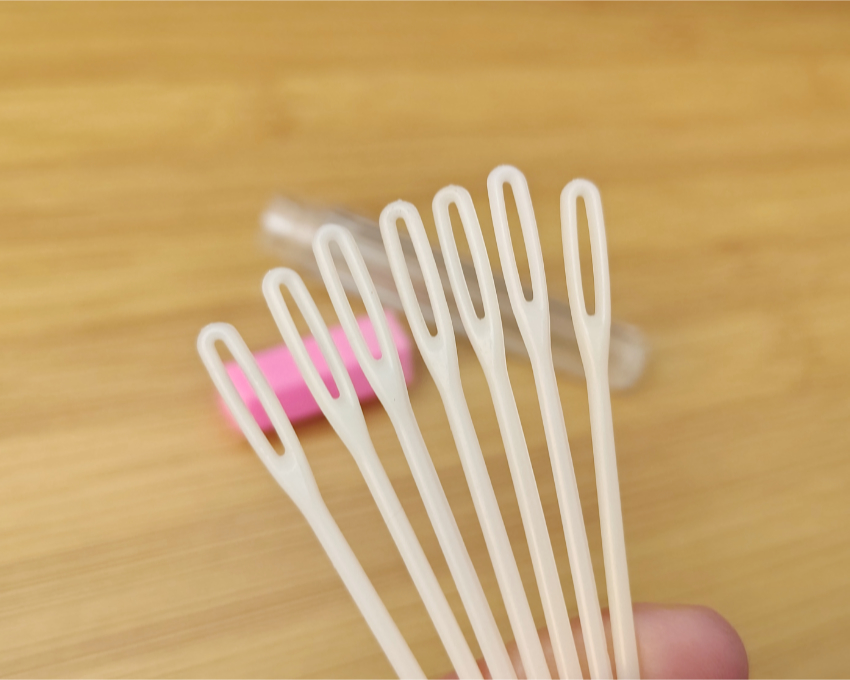 10 aiguilles plastique + étui