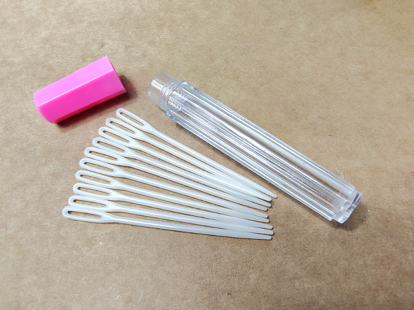 10 aiguilles plastique + étui