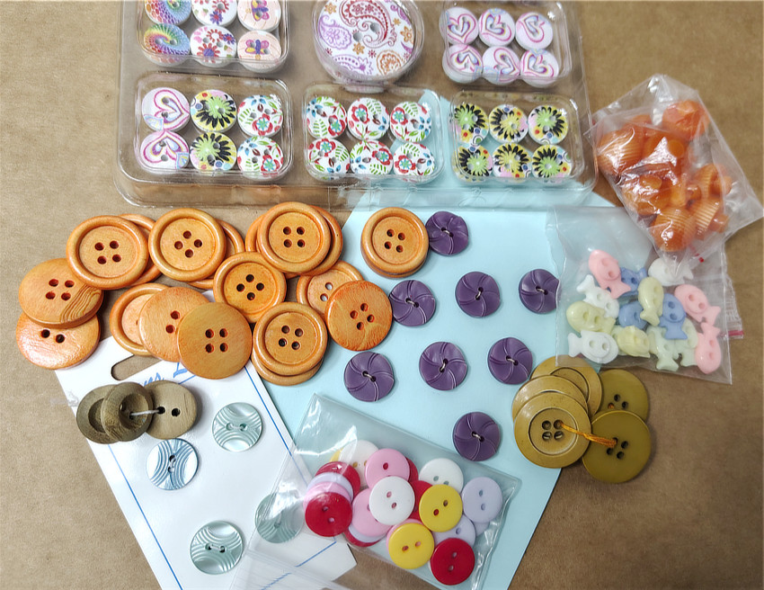 Une centaine de boutons fantaisie