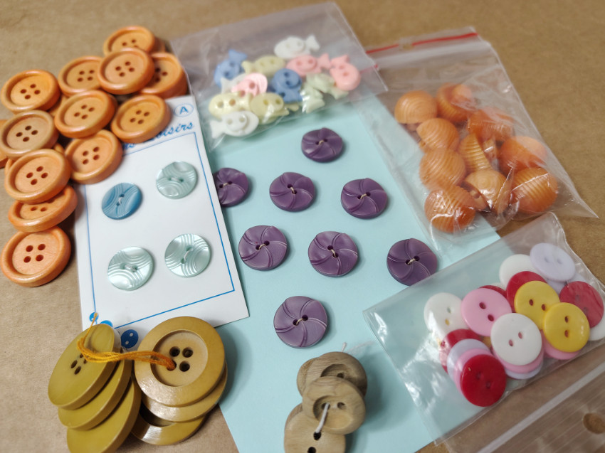 Une centaine de boutons fantaisie