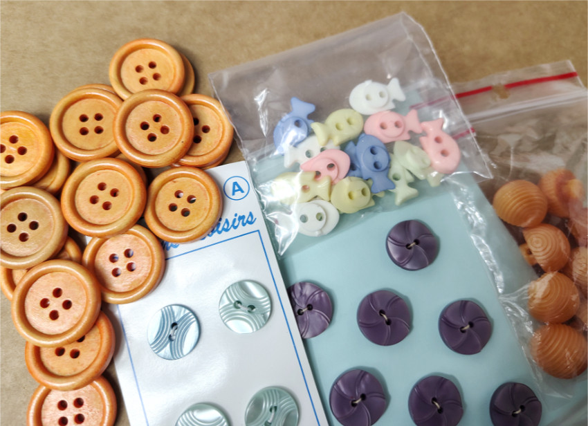 Une centaine de boutons fantaisie