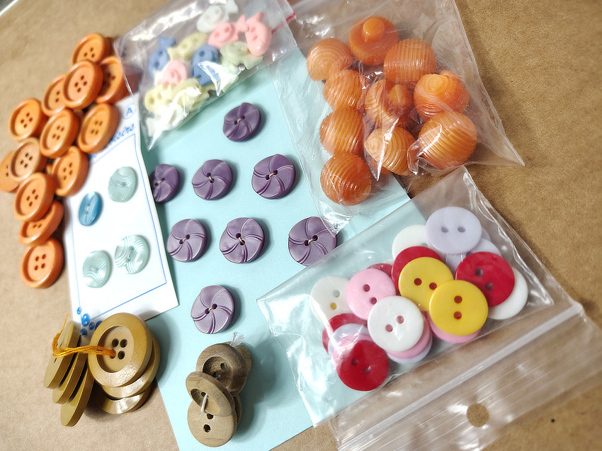 Une centaine de boutons fantaisie